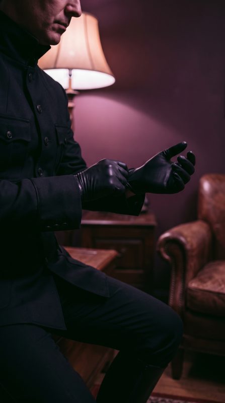Guantes de látex negros como estética de dominación