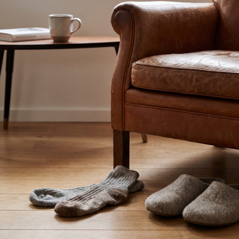 Calcetines usados sobre un sofá en casa